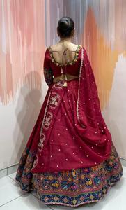 Lehenga Choli de Seda de Bombay Hecho a Mano de Lujo con Bordado de Espejo y Dupatta de Chinnon, Traje Nupcial para Navratri para Mujer - Product Image 4