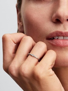 Brazalete Abierto de Plata de Ley 925 con Racimo de Diamantes, Elegante y Minimalista, Ajustable - Product Image 2