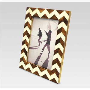 Cadre photo artisanal en os incrusté, avec motifs complexes et détails fins. Cadre photo décoratif en os incrusté. - Product Image 5