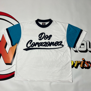 Camiseta unisex de corte regular y estilo boxy, 100% algodón, 250 g/m², tejido de punto, con apliques personalizados y logotipo bordado. - Product Image 1