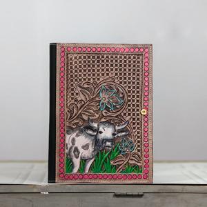 Estuche Portafolio Portátil de Cuero Genuino Impermeable de Moda con Diseño Artístico de Vaca y Accesorio Decorativo Colorido para el Borde - Product Image 1