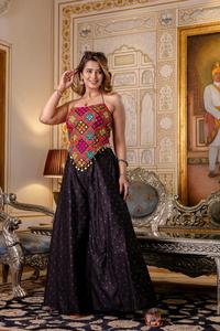 Conjunto de Top de Seda Bordado y Pantalones Palazzo con Detalles de Espejo, Borlas y Dori, Listo para Usar, Colección Especial Navratri - Product Image 5