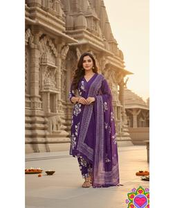 Ensemble Salwar Kameez ethnique indien en rayonne lourde avec broderie miroir en papier Nake et imprimé, accompagné d'un dupatta en coton - Product Image 1