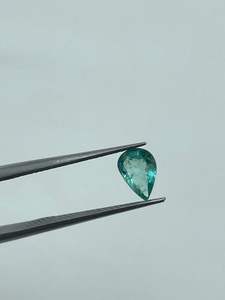 พลอยมรกตสีเขียวอมฟ้าทรงลูกแพร์ธรรมชาติ ขนาด 5x7 มม. น้ำหนัก 0.60 กะรัต สำหรับทำเครื่องประดับ - Product Image 2