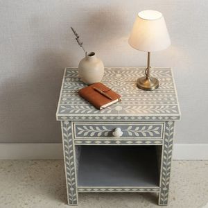 Mesita de Noche Moderna con Incrustaciones de Hueso de Roble, con Cajón y Estante Abierto para Dormitorio y Sala de Estar - Product Image 3