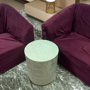 Mesa Auxiliar Moderna de Hierro Grabado S589 de Diseño Artesanal con Acabado Verde Claro, Forma Irregular, Decoración para el Hogar - Product Image 1