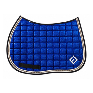 Tapis de selle de dressage matelassé bleu avec logo blanc et bordure noire pour la compétition - Product Image 1