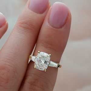Bague de fiançailles en diamant 3 carats, or massif 14k 18k, taille coussin, baguette cultivée en laboratoire, trois pierres latérales serties à griffes, pour demande en mariage et mariage, avec bande de 1,8 mm - Product Image 4