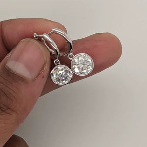 Pendientes de aro colgantes con diamantes cultivados en laboratorio de corte redondo de 2 quilates, con engaste de bisel, de oro blanco macizo de 14k para mujer. - Product Image 1