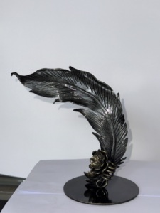 Escultura de Pluma de Hierro Forjado con Base de Flor de Bronce, Decoración para el Hogar, Arte, Artesanía, Adorno Fundido, Rosa Eterna, Aniversario - Product Image 5