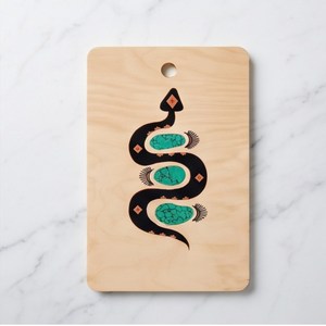 Tabla de Cortar Rectangular Decorativa de Madera con Orificio para Colgar y Diseño de Serpiente Negra Turquesa - Product Image 1