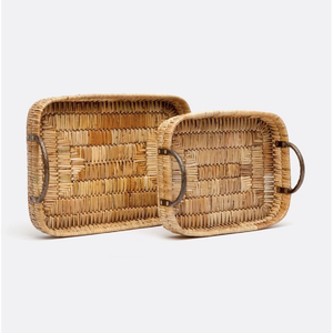 Bandeja cuadrada de mimbre tejido para servilletas con detalles en azul y acceso frontal recortado, disponible a precios de mayorista. - Product Image 3