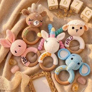 Sonajero de Animales de Ganchillo Personalizado: Regalo Bordado para Recién Nacidos y Baby Shower en Madera de Haya Ecológica - Product Image 4