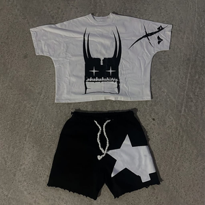 เสื้อยืดกราฟิกผู้ชายสไตล์วินเทจแบบมีโลโก้สั่งทำพิเศษ เนื้อผ้าฝ้ายระบายอากาศได้ดี หนานุ่ม ใส่ได้ทั้งชายและหญิง พร้อมกางเกงขาสั้นผ้าซักล้าง ชุดลำลองสำหรับฤดูร้อน - Product Image 1