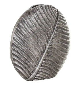 Vase de table en aluminium à l'aspect antique de style moderne, décor élégant à la maison, pot de fleur, matériau métallique conçu pour la vie à la maison - Product Image 1