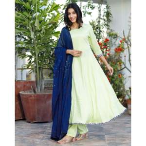 Ensemble de costume élégant en mousseline de soie vert brume - Taille XS avec haut à manches trois-quarts - Product Image 4