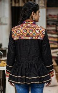 Haut Kediya en rayonne noire de créateur avec broderie miroir et travail manuel, tenue de fête pour femme, collection Navratri - Product Image 3