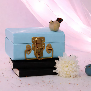 Boîte à bijoux de luxe en métal bleu ciel menthe avec petite serrure - Rangement de style vintage pour bagues, colliers, cosmétiques et souvenirs de Noël - Product Image 1