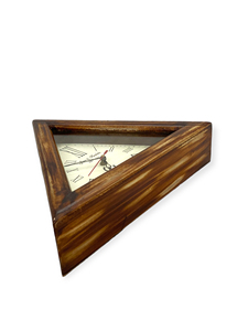 Horloge murale en bois de style Art déco à design triangulaire avec mouvement analogique à quartz de style antique pour la décoration moderne de la maison et du bureau - Product Image 6