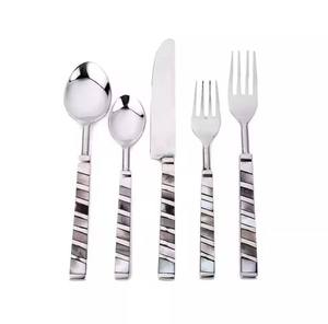 ชุดช้อนส้อมสแตนเลสสตีลทันสมัย ดีไซน์สวยงามสำหรับโต๊ะอาหารร่วมสมัย - Product Image 1
