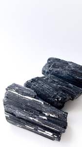 Pierres brutes brutes de cristal de guérison de tourmaline noire naturelle de meilleure qualité pour le nettoyage et la protection de l'énergie - Product Image 4