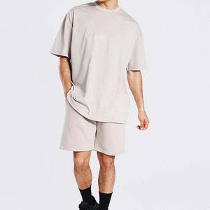 ชุดเสื้อยืดคอกลมและกางเกงขาสั้นลำลองสำหรับผู้ชายฤดูร้อนแบบสองชิ้น พิมพ์ลายตามสั่ง OEM ระบายอากาศได้ดี น้ำหนักเบา ผ้าฝ้าย 100% - Product Image 1