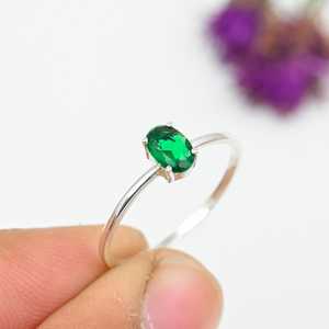 แหวนเงินแท้ 925 รูปไข่ สีเขียวมรกต ประดับพลอยมรกต สำหรับเจ้าสาว งานหมั้น งานแต่งงาน แหวนผู้หญิง ดีไซน์ Eternity Vermeil - Product Image 3