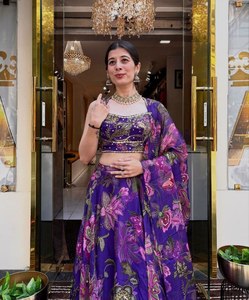 SIE Presenta un Precioso Lahenga Choli de Tela de Seda Georgette con Estampado Floral, Ideal para Fiestas/Funciones/Recepciones de Invierno - Product Image 2