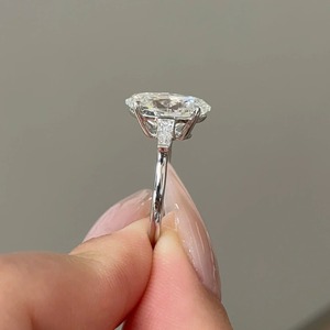 Anillo de Compromiso con Tres Diamantes Cultivados en Laboratorio de Corte Ovalado de 4 Quilates, Anillo con Diamante Ovalado, Piedras Laterales en Forma de Baguette, Certificado IGI - Product Image 4