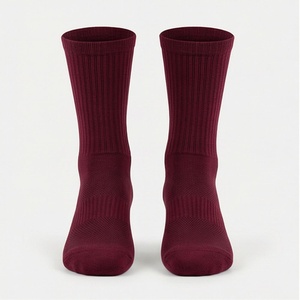 ถุงเท้าข้อสั้นผู้ชาย สีพื้น แบบถัก ทรงปกติ สีแดงเบอร์กันดี - Product Image 1