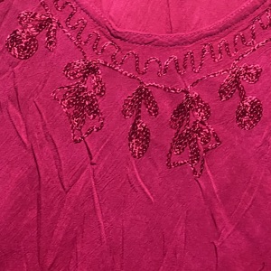 Encantadora Blusa Túnica Boho sin Mangas con Estampado Tie Dye Rojo y Cuello Redondo para Mujer |   Vestido Casual Holgado con Corte Evase para Verano - Product Image 3