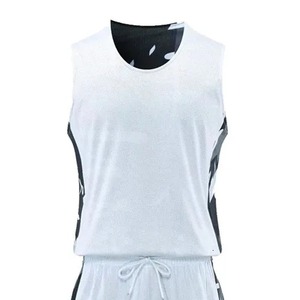 Ensemble d'uniformes de basketball personnalisés en couleur, 100 % polyester, imprimé par sublimation, respirant, séchage rapide, manches courtes, bretelles doubles en T - Product Image 4