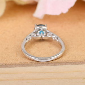 Anillo Solitario de Plata de Ley S925 con Topacio Azul Suizo Redondo para Mujer, Anillo de Compromiso Clásico con Engaste de Garras, Joyería Fina con Gema de Topacio - Product Image 3
