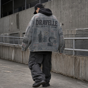 Chaquetas de mezclilla de algodón lavado con collage de periódicos al por mayor para ropa de calle contemporánea unisex espaciosa - Product Image 4