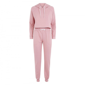 Vêtements coordonnés élégants pour les voyages, ensembles de survêtements pour femmes avec tissu doux et coupe moderne. - Product Image 1