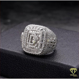 Bague de mode pour homme en argent sterling 925 avec diamant Moissanite, initiale D saisissante au centre, monture texturée et design entièrement scintillant - Product Image 3