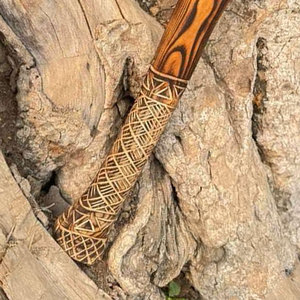 Hache Viking de qualité industrielle avec design nordique traditionnel, manche en bois sculpté, lame en acier au carbone pour le camping et la chasse en plein air - Product Image 6