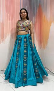 Chaniya Choli de seda rusa premium con blusa bordada de hombros descubiertos y dupatta con estampado digital. Navratri 33, choli de diseñador Meera. - Product Image 3
