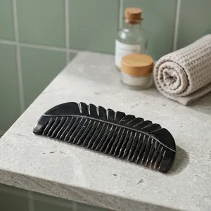 Peine de Cuerno Negro Hecho a Mano con Diseño de Pluma, Peine de Dientes Anchos de Cuerno Natural Pulido, Accesorio Artesanal para el Cuidado Personal de Hombres y Mujeres - Product Image 4