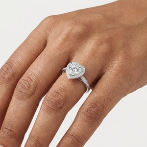 Anillo de Compromiso de Platino para Mujer con Diamante de Corte Brillante en Forma de Corazón de 2 Quilates, Estilo Clásico con Halo y Diamantes Laterales, Certificado por GIA - Product Image 4