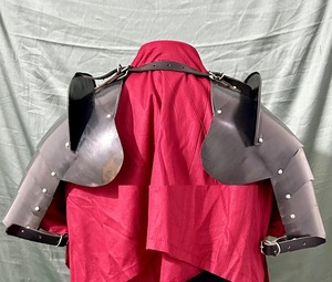 Armadura de Hombro Caballero de las Sombras - Placa Negra Hecha a Mano para Cosplay Listo para la Batalla y Coleccionistas MetalCostume - Product Image 6