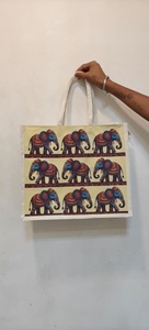 ถุงของขวัญผ้าแคนวาสขนาดเล็กแบบปรับแต่งได้ เป็นมิตรกับสิ่งแวดล้อม พร้อมลวดลายอินเดียดั้งเดิมที่วาดด้วยมืออย่างสวยงาม สามารถปรับแต่งได้ - Product Image 3