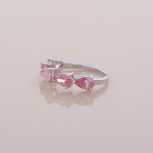 Bague en or blanc, rose et jaune 18 carats avec diamant rose en forme de poire, trois pierres, plaqué rhodium, certifiée IGI, sertie à griffes - Product Image 2