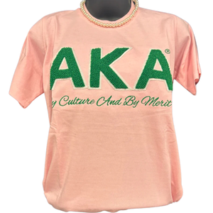 Camiseta AKA Pink Green Chenille para mujer, camiseta informal con letras griegas bordadas, cuello redondo, calidad prémium, ajuste cómodo - Product Image 1