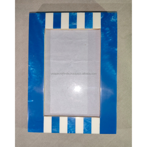 Marco de Fotos de Madera Hecho a Mano con Incrustaciones de Resina Azul y Marfil, Decoración Moderna de Inspiración Costera - Product Image 1