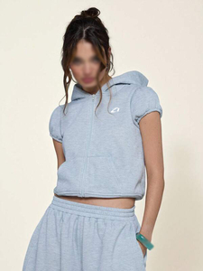 Sudadera con capucha y cremallera de algodón polar gris claro para mujer, de manga corta abullonada, estilo casual urbano, corte holgado, marca privada, proveedor. - Product Image 4
