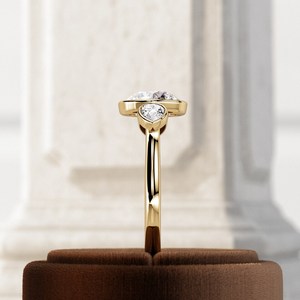 Bague de fiançailles tendance en or 14 carats avec diamant de laboratoire de luxe 2 carats E VVS2, trois pierres en forme de poire et pierres latérales montées en clos, certifiée IGI - Product Image 2