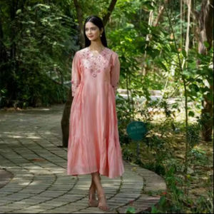 เดรสยาวสำหรับผู้หญิงมุสลิม ปักลายสวยงาม ระบายอากาศได้ดี สวมใส่สบาย เหมาะสำหรับวันหยุดพักผ่อน แขนสั้น คอเสื้อสวยงาม - Product Image 1