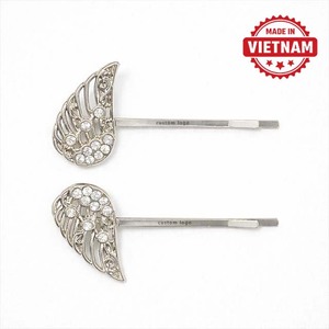 Vente en gros d'épingles à cheveux en forme d'ailes d'ange avec logo personnalisé en strass, alliage de zinc plaqué argent, pinces à cheveux pour femmes - Accessoires élégants en cristal - Product Image 1