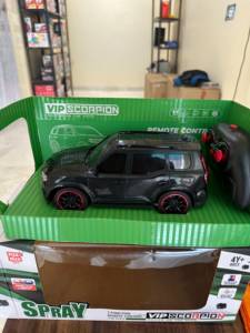 Voiture télécommandée VIP Scorpion Spray à l'échelle 1:18, noire avec roues rouges, modèle en plastique, jouet alimenté par piles, pour les enfants de 5 à 7 ans - Product Image 1